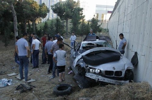 Bakıda dəhşət! Maşın körpüdən aşıb parçalandı