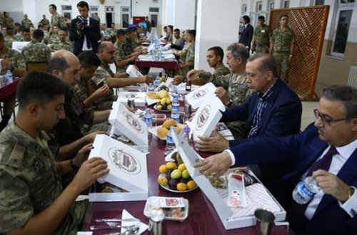 Ərdoğanın əsgərlərlə iftar yeməyindəki yenilik müzakirəyə səbəb oldu - Fotolar