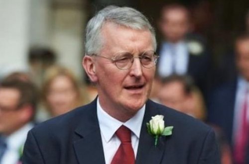 Kölgə nazir kabinetdən kənarlaşdırıldı