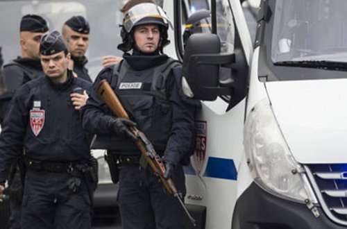 İki qızını güllələyən ananı polis ödürdü