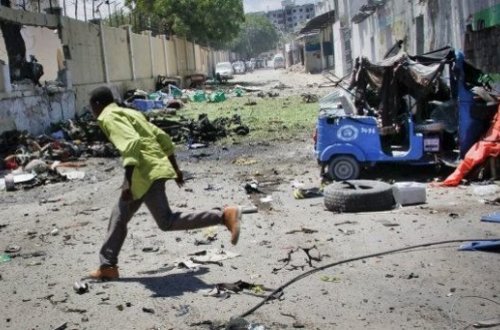 Somalidə silahlı dəstə otelə hücum edib