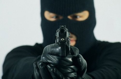 Maskalı şəxslər ofisə basqın edib