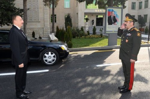 İlham Əliyev hərbçilərlə