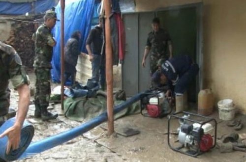 22 ev su altında qalıb, 3-ü dağılıb