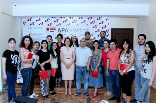 “Peşəkar jurnalist” Virtual Təlim Mərkəzinin üzvləri 