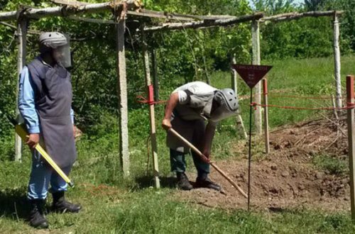 Partlamış top mərmilərinin qalıqları tapıldı