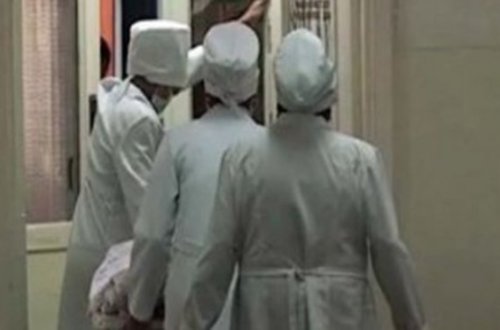 Ana, ata və iki körpəsi maşının altında qaldılar