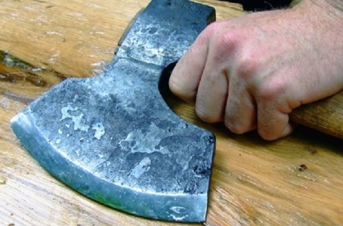 Zaqatalada oğul 78 yaşlı atasını baltaladı