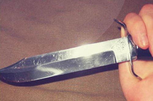 Qız sosial şəbəkədən istifadə etdiyi üçün bıçaqlandı