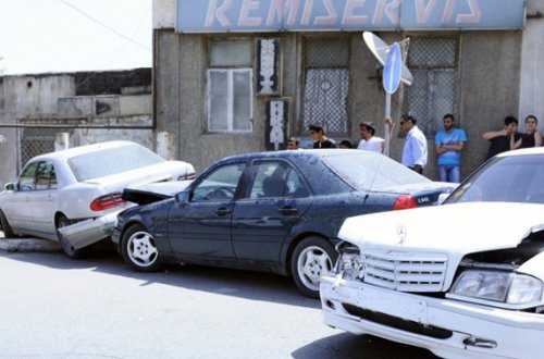 Bakıda 4 maşın toqquşdu