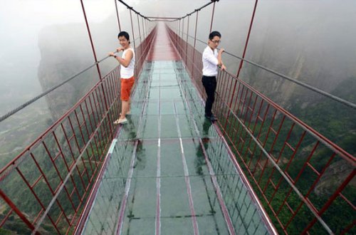 Dünyanın ən hündür şüşə körpüsü açıldı