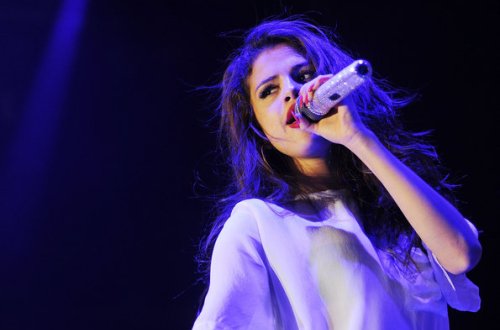 SELENA QOMEZ SƏHNƏDƏ YIXILDI