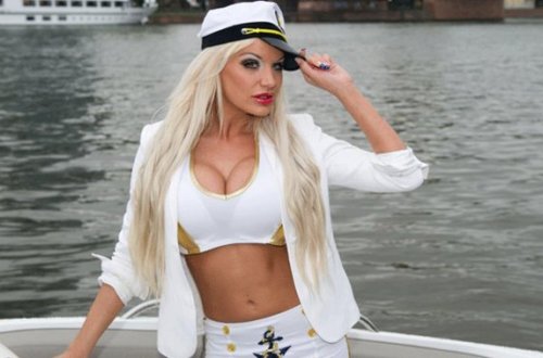 Pornoulduz millimizin üzvü və ulduz futbolçu ilə görüşüb