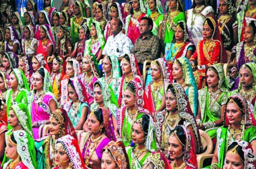 Hindistanlı biznesmen 472 qızından bayram təbriki alıb