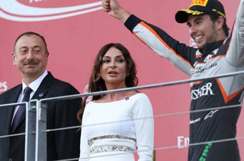 İlham Əliyev və xanımı qalibi mükafatlandırdı