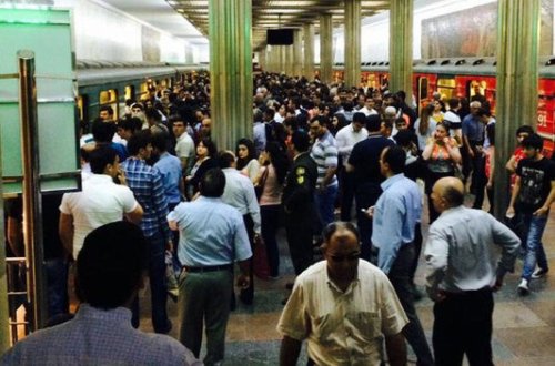 Bakı metrosunda hamilə qadının sancıları tutdu