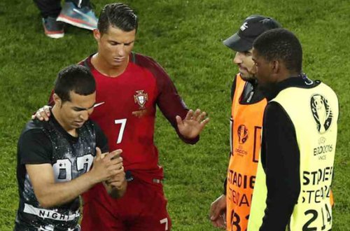 Ronaldo ilə şəkil çəkdirdiyinə görə ağladı