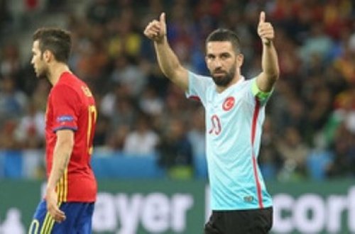 Türkiyə - İspaniya matçında azarkeşlər Arda Turanı fitə basıblar