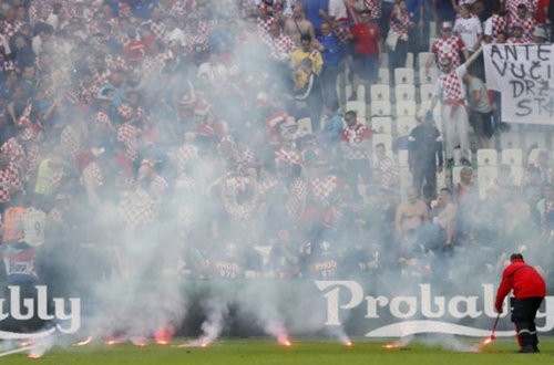 Azarkeşlәr stadionu yandırdılar