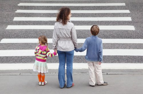 Avtobusdan düşən 5 yaşlı uşağı maşın vurdu