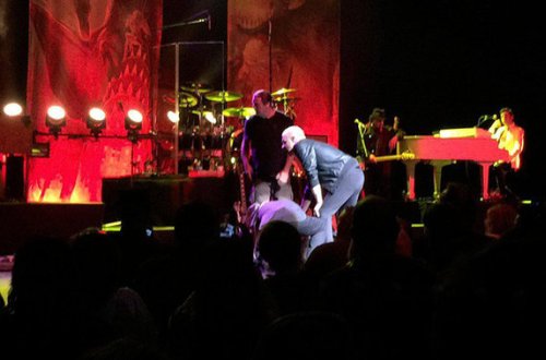 Məşhur rok ifaçısı səhnədə yıxıldı