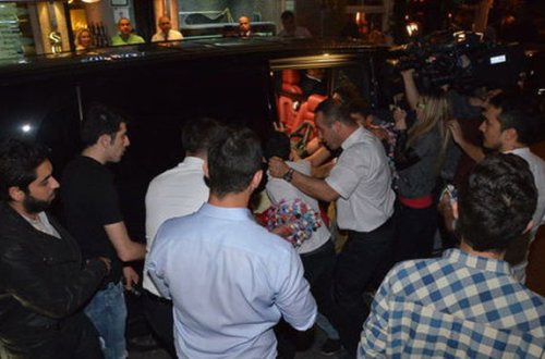 Mühafizəçi uşağa yumruq atdı