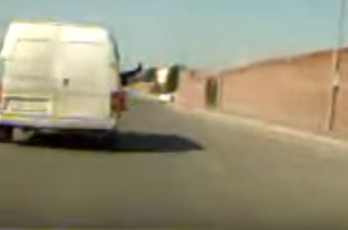 Sürücü qayda pozdu, sərnişinin ayaqları göydə