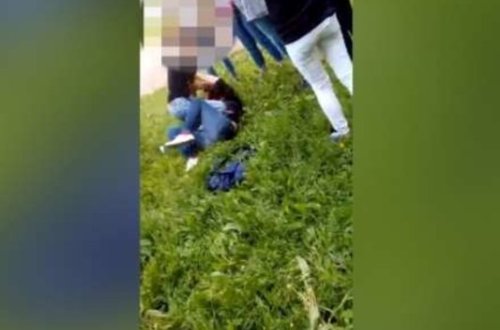 Məktəbli qız rəfiqəsini vəhşicəsinə döydü