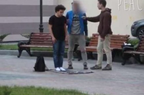 Moskva küçələrində namaz qılan gənc hamını təəccübləndirdi