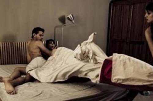 Ərini rəfiqəsiylə sevişərkən tutdu