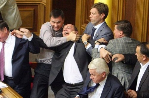 Deputatlar arasında dava düşdü