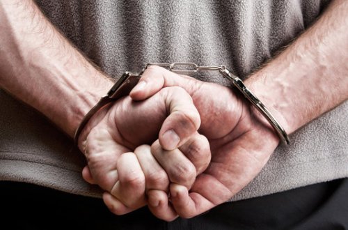 Qadınların sırğalarını qoparıb qaçan şəxs ələ keçdi