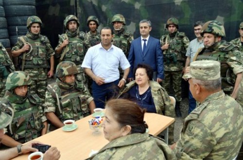 Ombudsman cəbhə bölgəsində hərbi hissələrdə olub