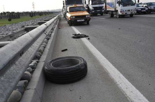 Goranboyda maşın ağaca çırpılıb, ölən var