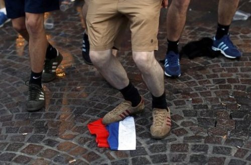 Britaniyalı azarkeşlər Rusiya bayrağını  tapdalayıblar