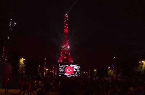 Eyfel qülləsi türk bayrağının rənglərinə