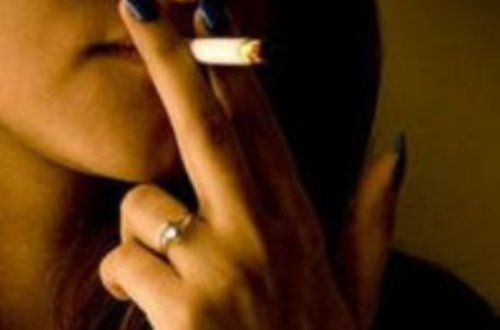 Azərbaycanda siqaret çəkən qadınlar...