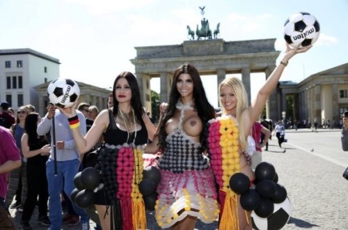 MODELLƏR BERLİNİN MƏRKƏZİNDƏ SOYUNDULAR