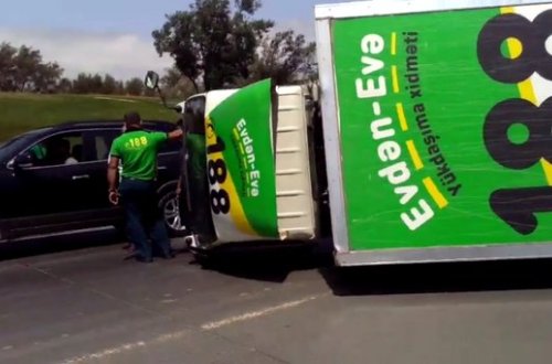 Bakıda yük maşını aşıb