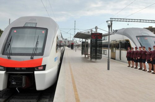 Sumqayıt qatarını yenə daşa basdılar