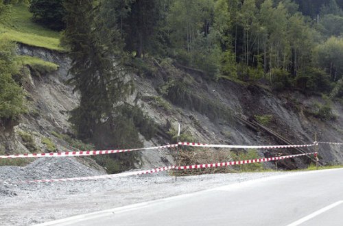 İsmayıllıda sürüşmə davam edir: