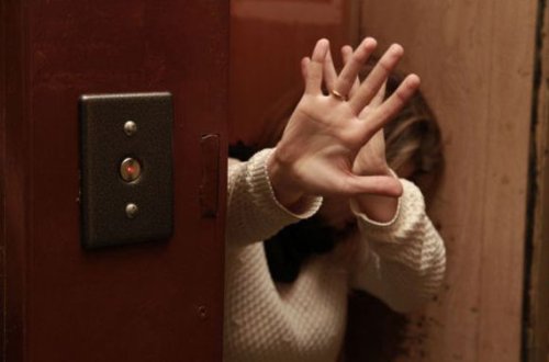 Ər 21 yaşlı arvadını döyərək xəstəxanalıq etdi