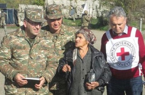 Qızıl Xaç Komitəsinin nümayəndələri Ermənistana keçən qadına baş çəkib