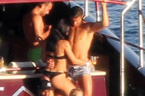 Ronaldo yaxtada qızlarla