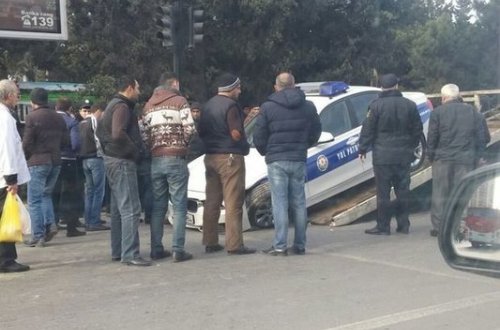 Bakıda yol polisinin avtomobili qəzaya düşdü
