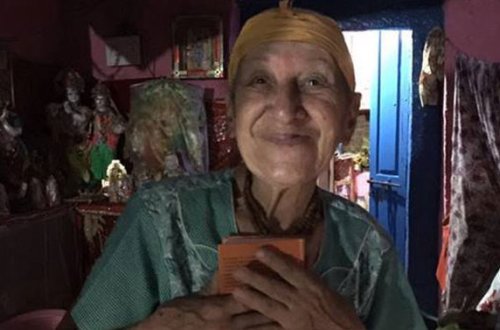 Şəkili qadın Hindistanda necə din xadimi oldu?