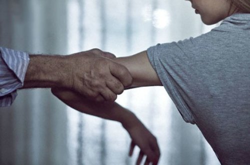 Gəlin əri və baldızı tərəfindən döyüldü