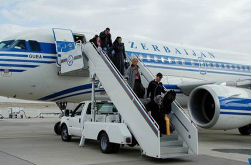 Bakı aeroportunda sərnişinlər təyyarədən çıxarıldı