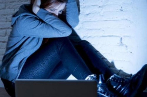 Qızlar rəfiqələrini lüt şəkilləri ilə şantaj edib, pulunu aldılar