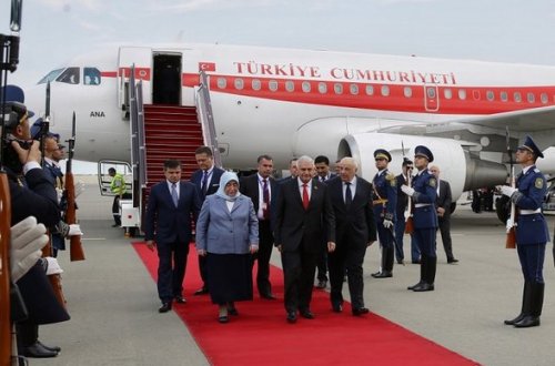 Türkiyə baş nazirinin rəsmi qarşılanma